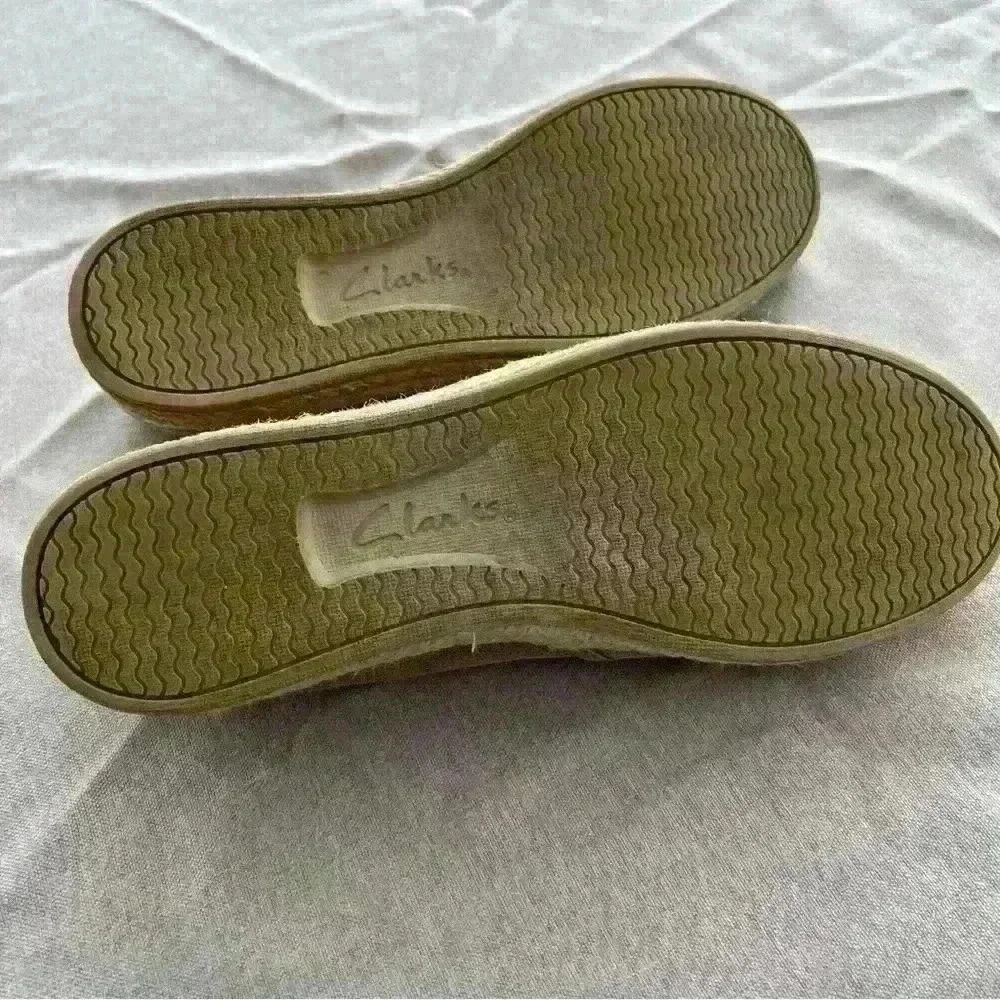 Clark’s collection soft cushion tan suede  espadrilles. - Picture 9 of 9